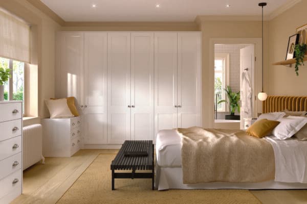 Bella High Gloss White / Style: Richmond furniture collection